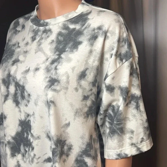 If She Loves Tye Dye T-Shirt Y2K Multiple Sizes - Picture 2 of 8